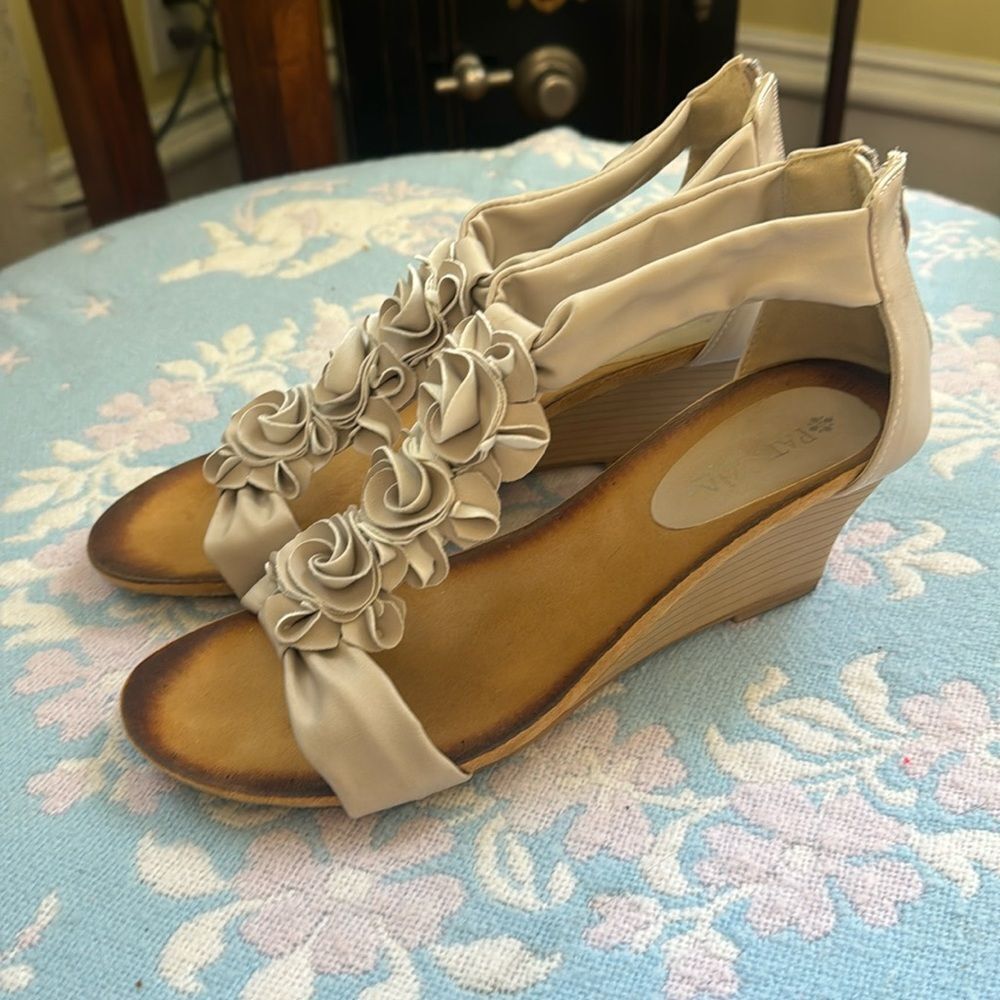 Patrizia by Spring Step *Harlequin* Nude Beige Rosette Wedge Sandals EUC Sz 42